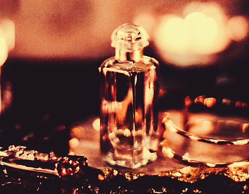 포토 JPG 해외이미지 유리 사람없음 반지 투명 분위기 고급 향수 보케 향수병 해외202309 해외포토 컨셉 장신구 재질 화장품 병_담는 파일형식