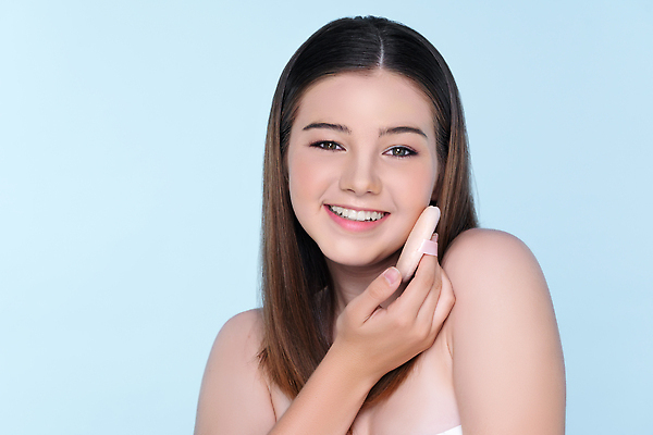 포토 JPG 해외이미지 모델 여자 백그라운드 한명 들기 상반신 성인 앞모습 우아함 피부 팩트 성인여자한명만 해외202309 해외포토 1 뷰포인트 컨셉 모션 사람 신체부위 화장품 여자한명만 성인여자만 파일형식