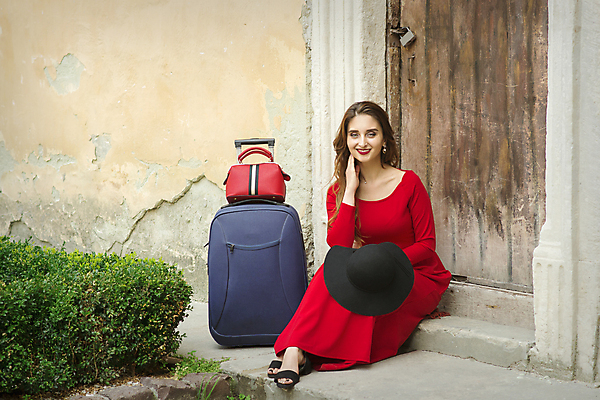 포토 JPG 해외이미지 전신 백인 응시 여자 행복 화초 벽 여행 휴가 거리 한명 들기 앉기 성인 앞모습 빨간색 여행객 문 계단 여행가방 도시 우아함 성인여자한명만 해외202309 해외포토 서양인 식물 1 시선 감정 뷰포인트 컬러 컨셉 가방 모션 사람 여자한명만 성인여자만 파일형식