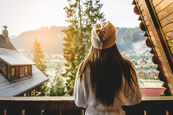 포토 JPG 해외이미지 주간 백인 응시 여자 겨울 아침 휴식 한명 상반신 성인 야외 뒷모습 울타리 산장 성인여자한명만 해외202309 해외포토 자연요소 서양인 1 시선 계절 뷰포인트 컨셉 사람 담장 여자한명만 성인여자만 파일형식