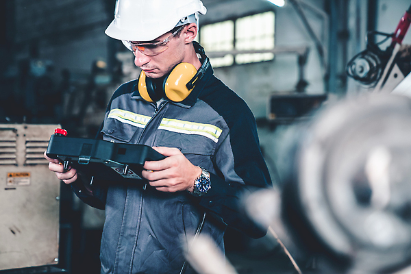 포토 JPG 해외이미지 남자 산업 공장 노동자 고글 작업복 한명 상반신 성인 기계 과학기술 작업 엔지니어 안전모 집중 컨트롤 프로그래밍 성인남자한명만 내려보기 해외202309 해외포토 직업 1 옷 컨셉 공업 모션 기술 사람 기술자 헬멧 안전장비 개발 남자한명만 성인남자만 파일형식