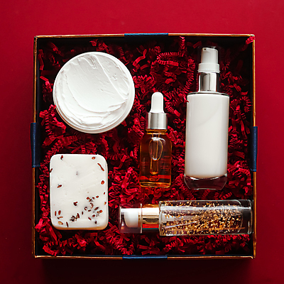 포토 JPG 해외이미지 선물 사람없음 빨간색 세트 상자 화려 병 크림 피부관리 비누 패키지 스킨로션 해외202309 해외포토 식기 컬러 컨셉 위생용품 뷰티 화장품 파일형식