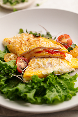 포토 JPG 해외이미지 접시 음식 토마토 부분 건강 요리 사람없음 세로 식당 식사 카페 샐러드 튀김 아침식사 허브 메뉴 유기농 냅킨 오믈렛 폭식 스크램블 맛있는 해외202309 해외포토 식물 식기 웰빙 채소 상점 계란요리 파일형식