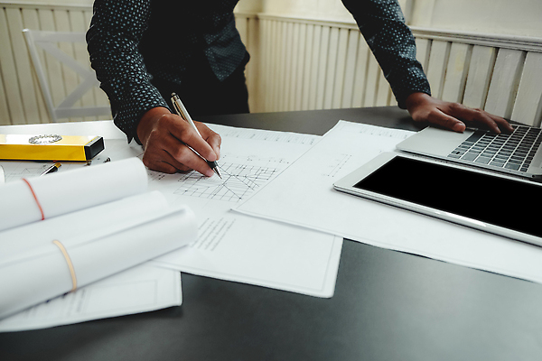 포토 JPG 해외이미지 직업 손 디자인 남자 종이 비즈니스 건축양식 부동산 주택 직장 안전 사람 사람없음 건물 컴퓨터 사무실 알약 펜 작업 엔지니어 재산 계획 안전모 헬멧 건축가 나침반 책상 그림 청사진 공학 리빙 나누기 진짜 프로젝트 해외202309 해외포토 건축물 교육 건축 가구 컨셉 회사 신체부위 금융 전자제품 필기구 약 수학 기술자 안전장비 보호장비 사칙연산 파일형식