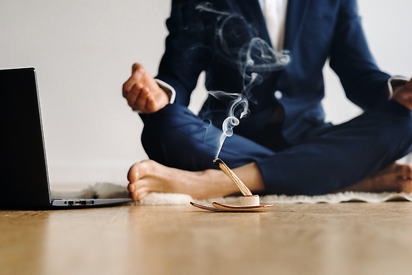 포토 JPG 해외이미지 남자 한명 정장 성인 노트북 카펫 하반신 연기 명상 가부좌 향 성인남자한명만 해외202309 해외포토 1 옷 사람 앉기 전자제품 남자한명만 성인남자만 파일형식