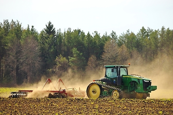 포토 JPG 해외이미지 계절 산업 지구 밭 농업 자연 하늘 씨앗 사람없음 야외 농장 갈색 환경 농사 기계 흙 봄 장비 성장 시골 침대 업무 농부 땅 만취 준비 트랙 먼지 장면 트랙터 밭일 쟁기 세련 해외202309 해외포토 식물 직업 컬러 가구 작업 농기계 생태계 특수차량 술취함 파일형식