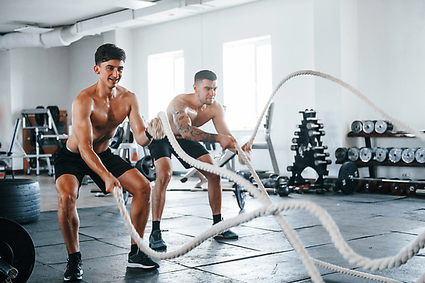 포토 JPG 해외이미지 전신 남자 밧줄 숙이기 성인 두명 옆모습 운동기구 헬스 힘 헬스장 웨이트트레이닝 흔들림 근육질 성인남자만 크로스핏 해외202309 해외포토 줄 뷰포인트 포즈 모션 근육 사람 운동 몸매 남자만 성인만 파일형식