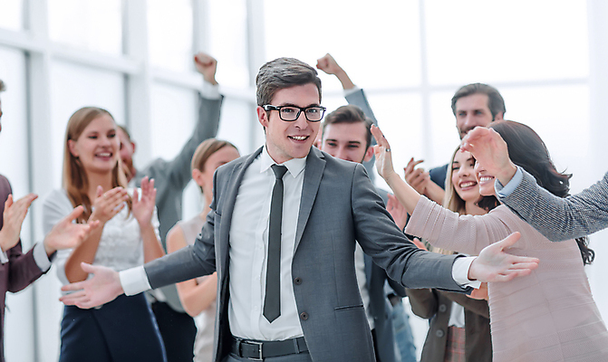 포토 JPG 해외이미지 직업 손 남자 행복 회사 비즈니스 사업가 성공 함께함 미소 사람 여러명 사무실 기쁨 축하 비즈니스맨 발표 그룹 대표 박수 동료 직원 리더 긍정 경영 지원 필승 콜라보레이션 자극 해외202309 해외포토 감정 다수 컨셉 관계 표정 손짓 신체부위 우승 직장인 파일형식