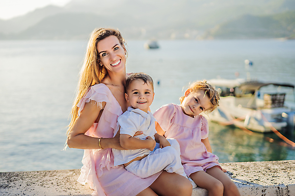 포토 JPG 해외이미지 응시 여자 남자 행복 어린이 바다 여행 안기 모녀 앉기 소년 상반신 성인 야외 세명 산책 몬테네그로 스베티스테판 해외202309 해외포토 시선 딸 감정 가족 모션 엄마 휴식 사람 파일형식