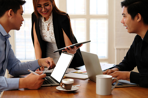 포토 JPG 해외이미지 직업 비즈니스 회의 그래프 협력 설계 직장 설명 사람 세명 금융 컴퓨터 사무실 자료 업무 작업 비즈니스맨 비즈니스우먼 계획 토론 분석 동료 경영자 문서 경영 프로젝트 브레인스토밍 해외202309 해외포토 여자 남자 컨셉 회사 관계 모션 경제 전자제품 직장인 리더 파일형식