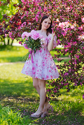 포토 JPG 해외이미지 전신 나무 원피스 여자 꽃 꽃다발 자연 한명 들기 성인 앞모습 잡기 화려 성인여자한명만 해외202309 해외포토 식물 1 옷 뷰포인트 컨셉 모션 사람 생태계 여자한명만 성인여자만 파일형식