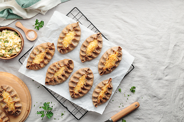 포토 JPG 해외이미지 도마 사람없음 계란 숟가락 허브 버터 페스츄리 핸드메이드 종이호일 식힘망 해외202309 해외포토 식물 빵 주방용품 수저 알 주방도구 제빵도구 파일형식