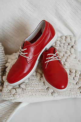 포토 JPG 해외이미지 옷 계절 스포츠 신발 따뜻함 사람없음 빨간색 세트 뷰티 유행 목도리 흰색 직물 도시 원형 니트 고립 구성 얇은 운동가 스타일 해외202309 해외포토 도형 잡화 컬러 상의 파일형식