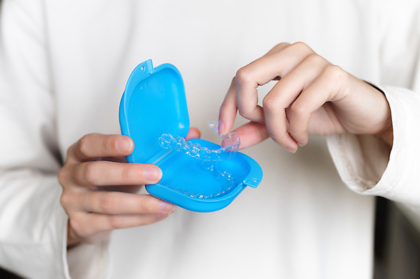 포토 JPG 해외이미지 손 들기 아웃포커스 신체부위 청결 투명 교정기 위생관리 치아교정 해외202309 해외포토 모션 촬영기법 관리 사람 위생 교정 파일형식