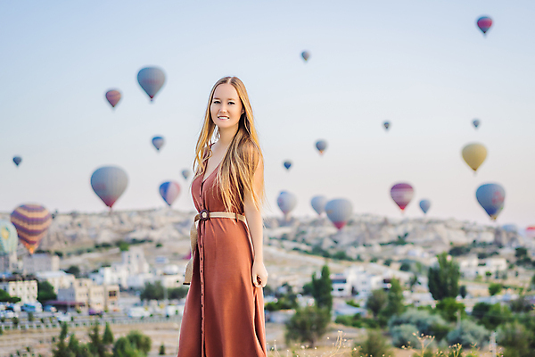 포토 JPG 해외이미지 나무 여자 여행 하늘 카파도키아 한명 성인 야외 아웃포커스 마을 로맨틱 열기구 비행 성인여자한명만 해외202309 해외포토 식물 1 컨셉 항공교통 촬영기법 사람 여자한명만 성인여자만 파일형식 튀르키예