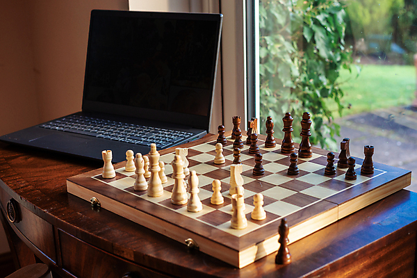 포토 JPG 해외이미지 컨셉 모션 놀이 성공 경기 취미 사람없음 목재 노트북 컴퓨터 검은색 경쟁 도전 게임 흰색 우승 체스말 체스 계획 위험 대표 왕 충돌 싸움 패배 체스판 전략 해결 단계 여왕 전쟁터 승자 정복 정치 지능 토너먼트 플레이어 필승 해외202309 해외포토 나무 스포츠 컬러 재료 전자제품 최고 말_게임 전쟁 파일형식