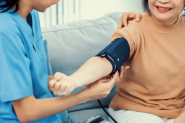 포토 JPG 해외이미지 여자 노년 행복 할머니 병원 앉기 동양인 상반신 두명 옆모습 소파 손들기 건강관리 환자 간호사 혈압계 착용 혈압측정 여자만 해외202309 해외포토 감정 뷰포인트 의자 의학 의료기기 모션 건강 관리 사람 인종 성인 의료진 측정 혈압 파일형식