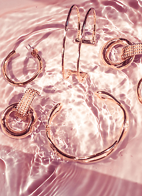 포토 JPG 해외이미지 물결 분홍색 백그라운드 선물 사람없음 물 귀걸이 우아함 팬던트 해외202309 해외포토 자연요소 컬러 컨셉 장신구 파일형식