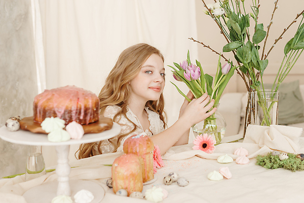 포토 JPG 해외이미지 응시 드레스 여자 꽃 기독교 어린이 부활절 한명 상반신 옆모습 케이크 꽃병 흰색 우아함 메추리알 소녀한명만 케이크스탠드 해외202309 머랭쿠키 해외포토 식물 1 시선 옷 기념일 종교 뷰포인트 컬러 컨셉 디저트 사람 쿠키 알 받침대 머랭 여자한명만 소녀만 파일형식