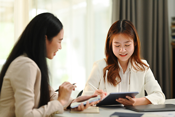 포토 JPG 해외이미지 여자 앉기 상반신 성인 두명 옆모습 태블릿 사무실 공책 커튼 비즈니스우먼 스마트 책상 성인여자만 해외202309 해외포토 뷰포인트 가구 컨셉 비즈니스 모션 문구용품 사람 전자제품 스마트기기 직장인 여자만 성인만 파일형식