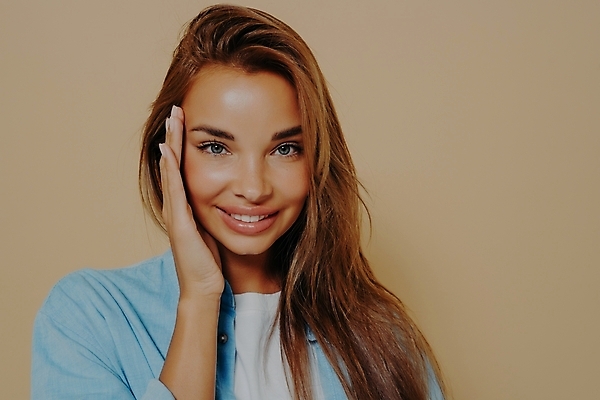 포토 JPG 해외이미지 백인 모델 헤어스타일 응시 여자 행복 감정 얼굴 포즈 백그라운드 티셔츠 실내 표정 건강 한명 서기 사람 성인 뷰티 카메라 흰색 표현 피부 긍정 고립 직진 스타일 해외202309 해외포토 서양인 1 시선 컬러 컨셉 셔츠 모션 내부 신체부위 전자제품 파일형식