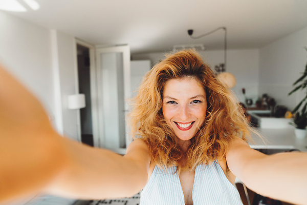 포토 JPG 해외이미지 백인 여자 여유 커피 거실 휴식 주택 실내 한명 미소 앉기 성인 컵 가로 스마트폰 소파 어둠 화목 기쁨 장비 잡기 차 야간 셀프카메라 담요 필름 착용 해외202309 해외포토 자연요소 서양인 1 식기 감정 음료 컨셉 의자 모션 표정 사람 내부 건물 핸드폰 스마트기기 사진촬영 파일형식