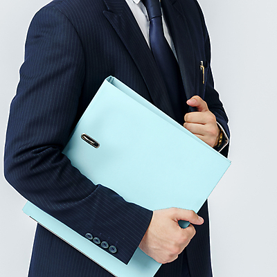 포토 JPG 해외이미지 직업 학생 응시 남자 셔츠 지도 비즈니스 사업가 성공 노동자 실내 한명 서기 사람 정장 사람없음 금융 경제 사무실 펜 성장 흰색 작업 비즈니스맨 자신감 우아함 대표 종업원 보고서 경영자 리더 문서 상업 폴더 비서 경영 심각 정중 해외202309 해외포토 1 시선 옷 감정 컬러 컨셉 상의 모션 내부 필기구 직장인 파일 파일형식