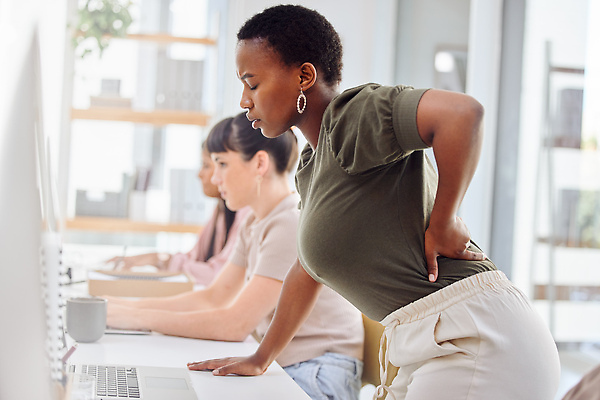 포토 JPG 해외이미지 백인 여자 허리손 흑인 스트레스 상반신 성인 옆모습 세명 사무실 업무 비즈니스우먼 허리통증 성인여자만 해외202309 해외포토 서양인 뷰포인트 포즈 비즈니스 사람 고통 작업 직장인 여자만 성인만 파일형식