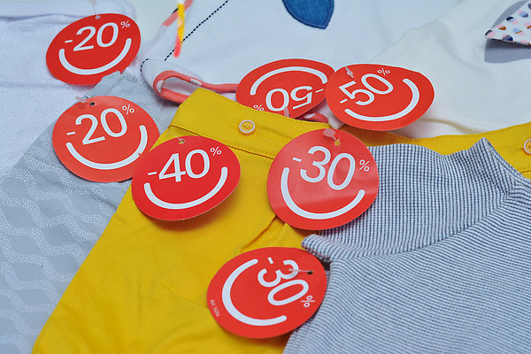 포토 JPG 해외이미지 손 옷 계절 컨셉 돈 비즈니스 사람없음 금융 유행 판매 세일 상점 검은색 오픈 장롱 지갑 끝 구매 상품 가난 가죽 실업 무역 싱글 상업 문제 파산 금요일 쇼퍼홀릭 시범 위기 재앙 적자 자선단체 해외202309 해외포토 산업 컬러 가구 신체부위 경제 쇼핑 그룹 재산 요일 자선 파일형식