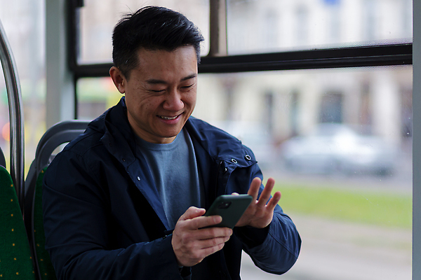 포토 JPG 해외이미지 남자 창문 버스 한명 들기 동양인 상반신 성인 스마트폰 비즈니스맨 출장 성인남자한명만 해외202309 해외포토 1 육상교통 비즈니스 모션 대중교통 사람 인종 핸드폰 스마트기기 직장인 남자한명만 성인남자만 파일형식