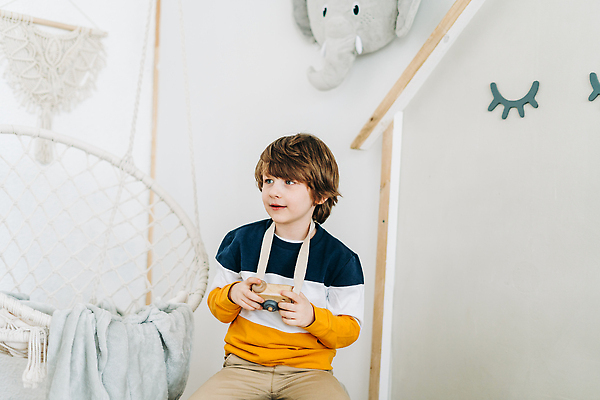 포토 JPG 해외이미지 백인 라이프스타일 응시 교육 남자 행복 얼굴 어린이 거실 장난 주택 실내 창조 한명 미소 사람 소년 취미 목재 학습 인테리어 장난감 카메라 유치원 기쁨 방 수확 성장 게임 표현 잡기 사진사 복고 걸음마 카피스페이스 해외202309 해외포토 서양인 나무 1 디자인 시선 감정 농업 재료 모션 놀이 표정 내부 건물 생활 신체부위 전자제품 공백 작가 파일형식