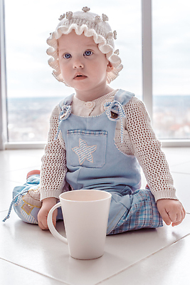 포토 JPG 해외이미지 라이프스타일 딸 행복 포즈 자연 주택 건강 한명 앉기 뷰티 기쁨 표현 아기 최고 작음 만족 부드러움 위치 걸음마 천진난만 해외202309 해외포토 1 감정 컨셉 가족 모션 사람 건물 생활 감각 크기 생태계 파일형식