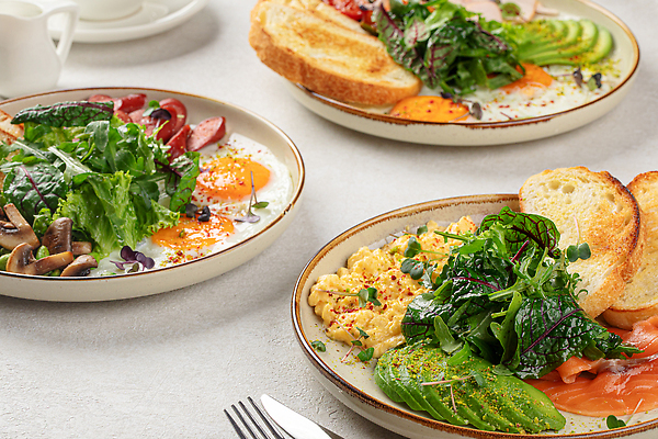 포토 JPG 해외이미지 접시 커피 음식 빵 탁자 아침 종류 요리 사람없음 옆모습 가로 세트 식당 식사 여러개 버섯 카페 샐러드 소시지 아침식사 메뉴 머리위 연어 아보카도 단백질 맛있는 해외202309 해외포토 주간 식기 음료 뷰포인트 가구 다수 과일 어류 상점 가공식품 영양소 파일형식