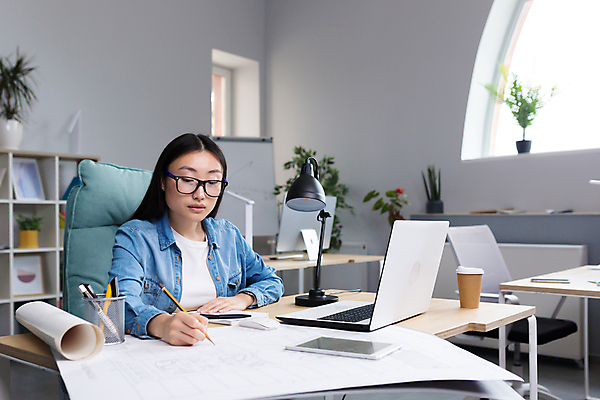 포토 JPG 해외이미지 여자 화분 안경 화초 의자 도안 책장 한명 앉기 상반신 성인 옆모습 노트북 태블릿 사무실 스탠드 기록 마우스 스마트 책상 연필꽂이 테이크아웃컵 성인여자한명만 해외202309 해외포토 식물 1 잡화 뷰포인트 가구 컨셉 비즈니스 모션 문구용품 조명 사람 컵 전자제품 스마트기기 컴퓨터용품 여자한명만 성인여자만 파일형식