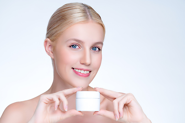 포토 JPG 해외이미지 응시 여자 한명 들기 상반신 성인 앞모습 뷰티 공병 수분크림 성인여자한명만 해외202309 해외포토 1 시선 뷰포인트 모션 사람 화장품 병_담는 여자한명만 성인여자만 파일형식