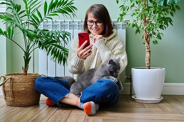 포토 JPG 해외이미지 동물 라이프스타일 계절 여자 벽 중년 겨울 날씨 휴식 주택 함께함 실내 따뜻함 한명 사람 앉기 내부 스마트폰 핸드폰 반려동물 고양이 방 가전제품 에너지 추위 흰색 뜨거움 난방기 스웨터 가스 시스템 난방 온도 주인 라디에이터 안락 해외202309 해외포토 1 컬러 컨셉 상의 포유류 모션 성인 건물 생활 전자제품 스마트기기 난방용품 파일형식
