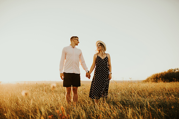 포토 JPG 해외이미지 커플 여자 남자 행복 실루엣 신랑 2 밭 데이트 가족 관계 포옹 자연 하늘 남편 휴가 키스 함께함 관리 사랑 사람 풍경 성인 야외 두명 여름 빛 태양 일몰 산책 낭만 시골 잡기 아내 유혹 약혼 힙스터 해외202309 해외포토 자연요소 계절 패션 감정 결혼 컨셉 농업 안기 모션 휴식 촬영기법 노을 애정표현 생태계 약속 파일형식
