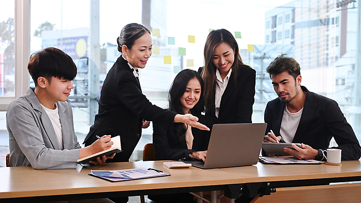 포토 JPG 해외이미지 여자 남자 비즈니스 창문 회의 함께함 앉기 여러명 상반신 성인 옆모습 컵 노트북 태블릿 필기구 펜 공책 가리킴 비즈니스맨 비즈니스우먼 그룹 책상 직원 성인만 해외202309 해외포토 식기 뷰포인트 가구 다수 컨셉 모션 문구용품 사람 손짓 전자제품 스마트기기 직장인 파일형식