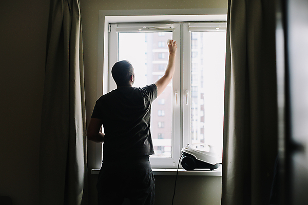 포토 JPG 해외이미지 직업 라이프스타일 손 남자 실루엣 가사 창문 가정 표면 아파트 주택 실내 사람없음 내부 일상 물 방 장비 업무 작업 투명 씻기 빨래 청소 세제 서비스 먼지 분무기 광택 세탁기 팔 청소부 유지 가정부 위생관리 정리함 해외202309 해외포토 자연요소 촬영기법 관리 사람 건물 라이프 생활 신체부위 청결 가전제품 파일형식