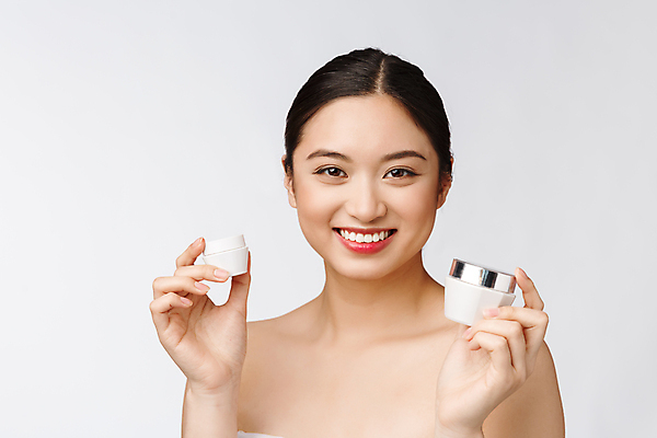 포토 JPG 해외이미지 여자 한명 들기 동양인 상반신 성인 앞모습 뷰티 크림 팩 성인여자한명만 해외202309 해외포토 1 뷰포인트 모션 사람 인종 화장품 여자한명만 성인여자만 파일형식