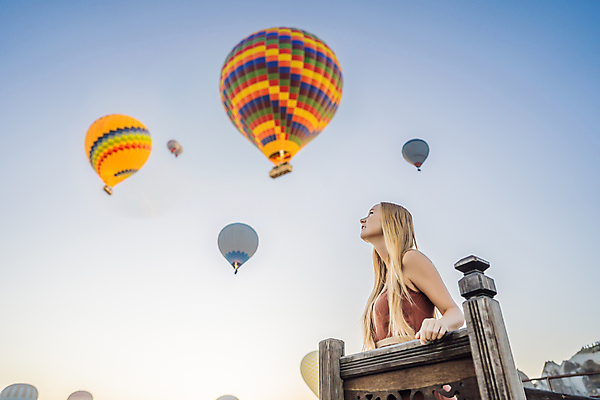 포토 JPG 해외이미지 여자 여행 난간 하늘 한명 상반신 성인 야외 옆모습 일몰 로맨틱 열기구 비행 성인여자한명만 튀르키예 해외202309 해외포토 1 아시아 뷰포인트 컨셉 항공교통 사람 노을 여자한명만 성인여자만 파일형식