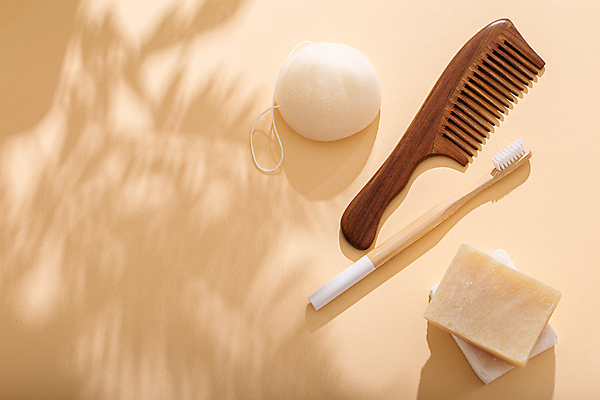 포토 JPG 해외이미지 사람없음 재활용 머리빗 칫솔 오브젝트 비누 스펀지 천연비누 친환경제품 제로웨이스트 해외202309 해외포토 위생용품 그린캠페인 미용용품 사회이슈 친환경 파일형식