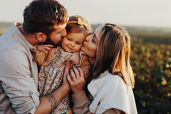 포토 JPG 해외이미지 백인 공원 여자 남자 딸 행복 어린이 가족 관계 엄마 남편 함께함 야외 세명 부모 일몰 육아 아기 아내 아빠 문신 해외202309 해외포토 서양인 공공시설 감정 컨셉 사람 노을 파일형식