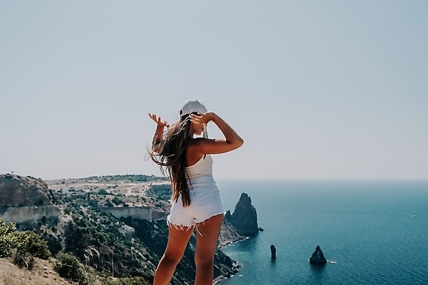 포토 JPG 해외이미지 라이프스타일 여자 행복 바다 여행 자연 하늘 휴가 산 한명 사람 성인 야외 물 파란색 뷰티 여행객 계곡 트래킹 하이킹 추위 자유 정상 셀프카메라 나눔 수평선 해외202309 해외포토 자연요소 1 감정 컬러 컨셉 레저 생활 사진촬영 생태계 파일형식