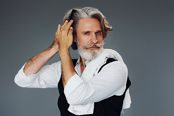 포토 JPG 해외이미지 백인 노년 남자 한명 들기 상반신 앞모습 머리빗 미용사 콧수염 턱수염 머리손질 빗질 이발사 노인남자한명만 해외202309 해외포토 서양인 직업 1 뷰포인트 모션 수염 사람 성인 뷰티 미용용품 남자한명만 노인남자만 파일형식