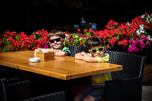 포토 JPG 해외이미지 백인 라이프스타일 행복 어린이 음식 2 가족 호텔 휴가 아이스크림 디저트 사랑 사람 앉기 소년 야외 두명 초록색 친구 선글라스 식당 식사 봄 카페 기다림 달콤 아침식사 쇼핑몰 먹기 형제 점심식사 남동생 맛있는 해외202309 해외포토 서양인 계절 남자 감정 안경 컬러 관계 모션 숙소 생활 상점 맛 동생 파일형식