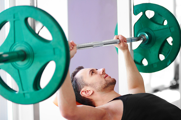 포토 JPG 해외이미지 남자 근육 한명 들기 상반신 성인 옆모습 운동 헬스장 잡기 자신감 역기 성인남자한명만 해외202309 해외포토 1 감정 뷰포인트 모션 건강 사람 헬스 남자한명만 성인남자만 파일형식