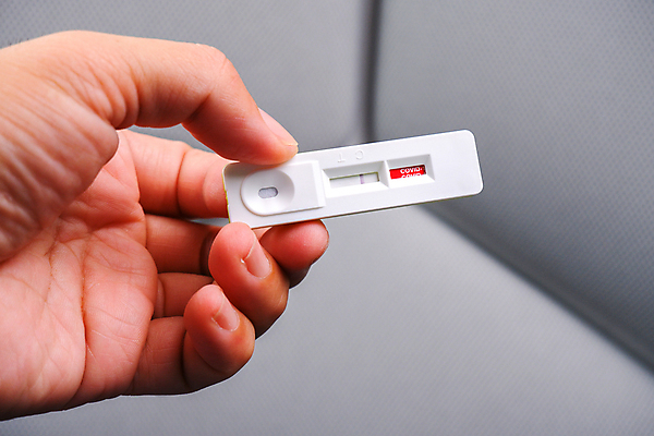 포토 JPG 해외이미지 손 건강 병원 실험 사람없음 치료 약 장비 카세트테이프 신용카드 실험실 호흡기관 바이러스 보호 결과 질병 분석 속도 감염 쇼 테이프 전염 조립 돌봄 부정적 셀프 전염병 사스 코로나바이러스 해외202309 해외포토 감정 컨셉 의학 모션 문구용품 신체부위 금융 장기_의학 파일형식