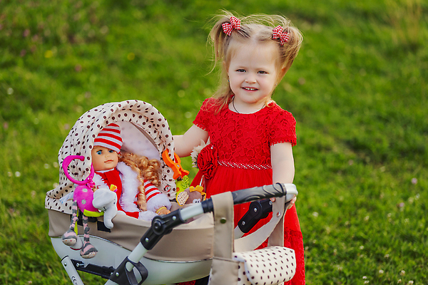 포토 JPG 해외이미지 서양인 여자 어린이 자연 한명 잔디 상반신 앞모습 유모차 인형놀이 소녀한명만 해외202309 해외포토 외국인 식물 1 인형 뷰포인트 놀이 사람 아기용품 생태계 여자한명만 소녀만 파일형식