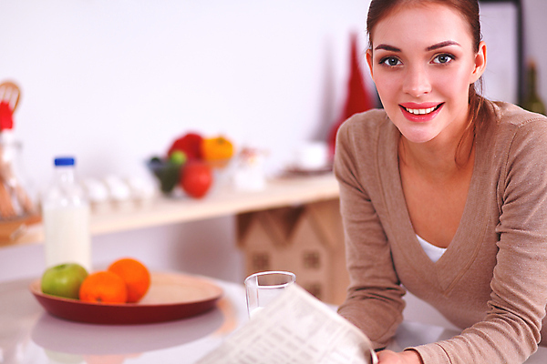 포토 JPG 해외이미지 백인 접시 여자 유럽 음료 음식 조각 오렌지 과일 유리 딸기 아침 주택 실내 건강 식이요법 요리 씨앗 한명 사람 컵 뷰티 주방 숟가락 식사 주스 우유 견과류 흰색 잡기 아침식사 시리얼 먹기 히스패닉 돌봄 뮤즐리 작살 귀리 해외202309 해외포토 주간 서양인 식물 1 식기 나라 컬러 모션 재질 유제품 곡류 수저 내부 건물 파일형식